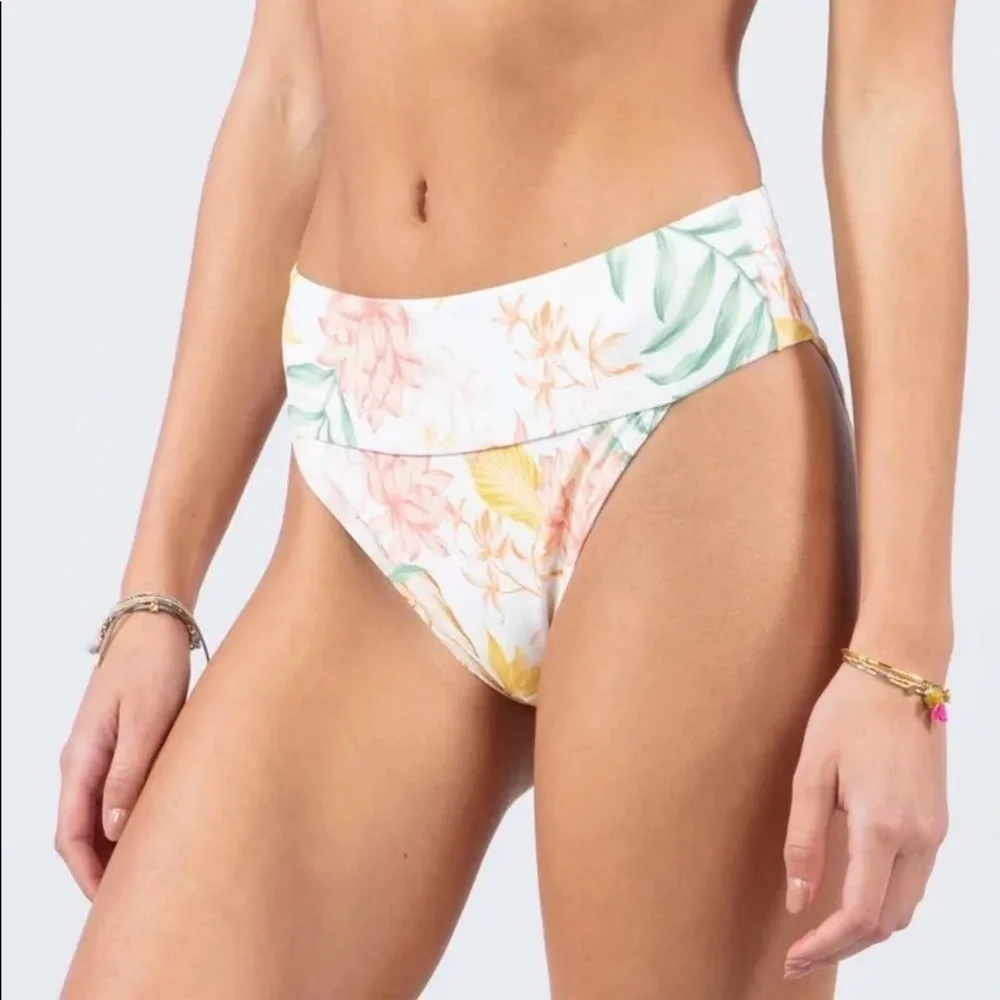 ☀️RIP CURL☀️ CLS SURF ECO XBACK TRI TOP LA BONITA HI WAIST CHEEKY BIKINI…